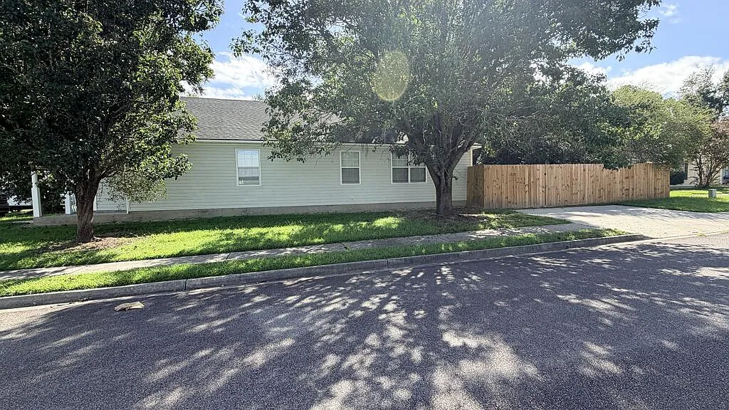 3 bed, 3.0 bath, 1229 sqft, $1,425 — Photo 3