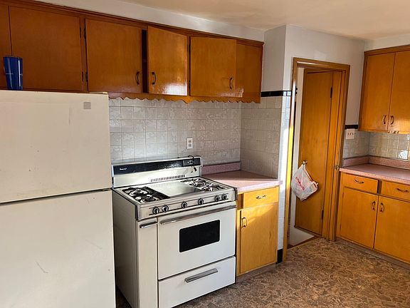 5th image of 387 Columbia Ave