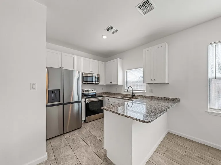 323 Gabriel — Photo 10
