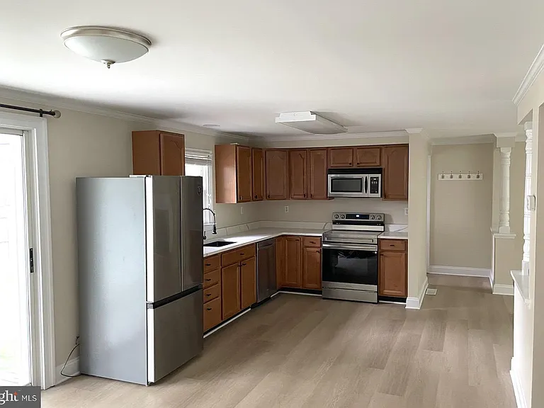 206 Willis Ave — Photo 2