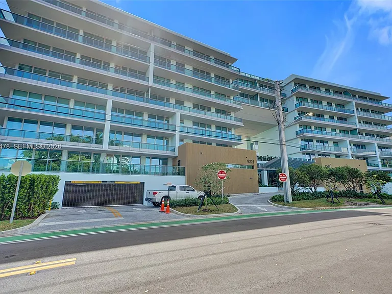 9221 E Bay Harbor Dr #210 — Photo 27