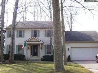 810 Hollyview Dr, Sheffield Lake, OH 44054