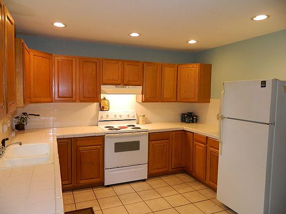 3rd image of 918 Velma Ln