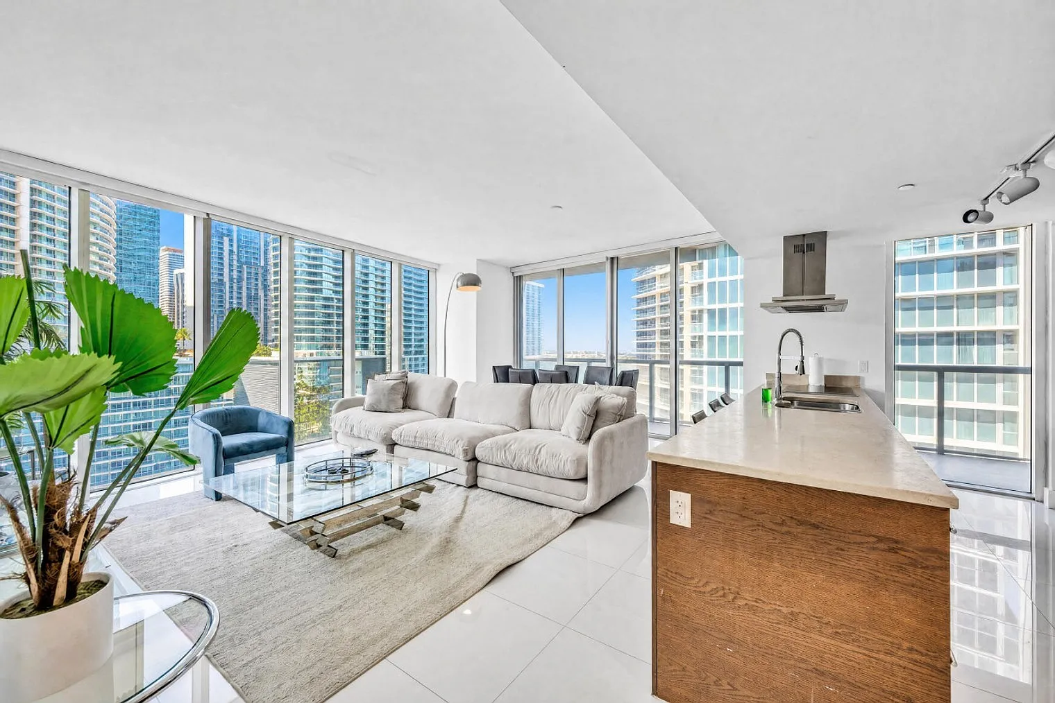2 bed, 2.0 bath, 1377 sqft, $4,484 — Photo 4