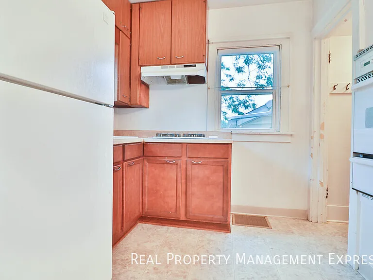 1412 W 17th St — Photo 9