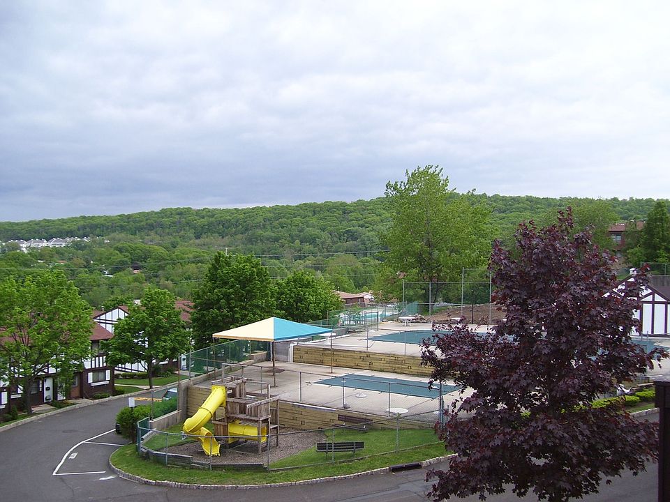 2nd image of 49 Buckingham Ct
