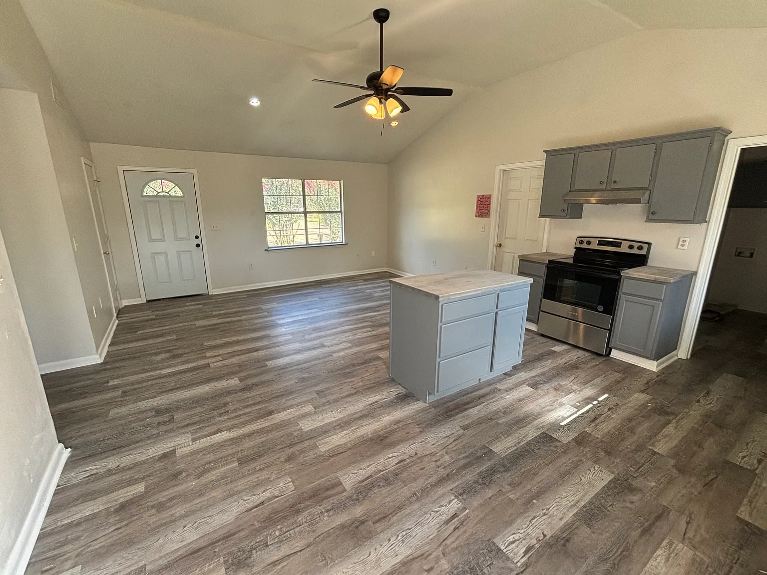 170 Colonial Cir NE — Photo 2