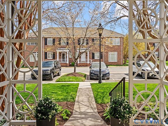 5th image of 32 W Locke Ln