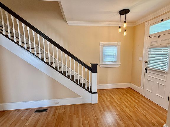 2nd image of 521 Roxbury St