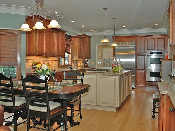Large Gourmet Kitchen