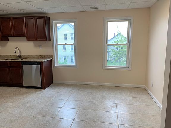 Kitchen - eat-in area