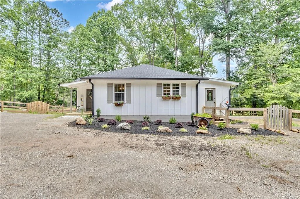 5 bed, 4.0 bath, 2096 sqft, $3,750 — Photo 3