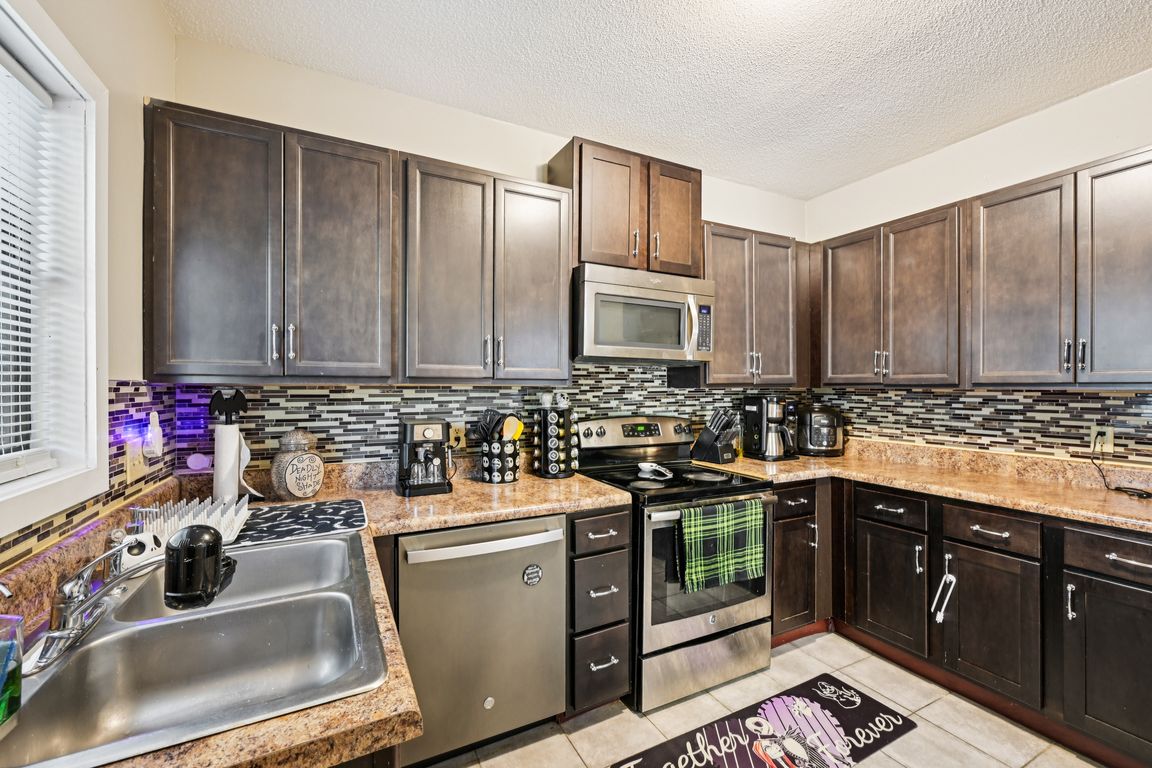 Waters Edge Dr-S1207-016.jpg