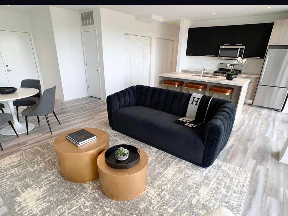 1st image of 2531 W Fullerton Ave #202