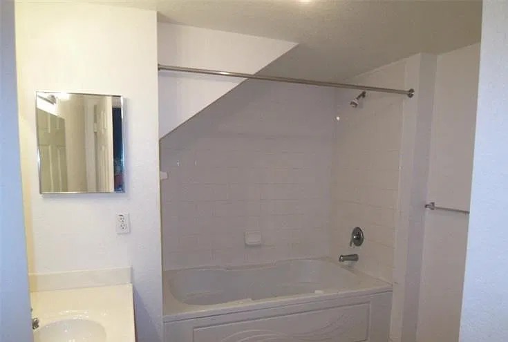 3 bed, 2.5 bath, 1296 sqft, $1,900 — Photo 3