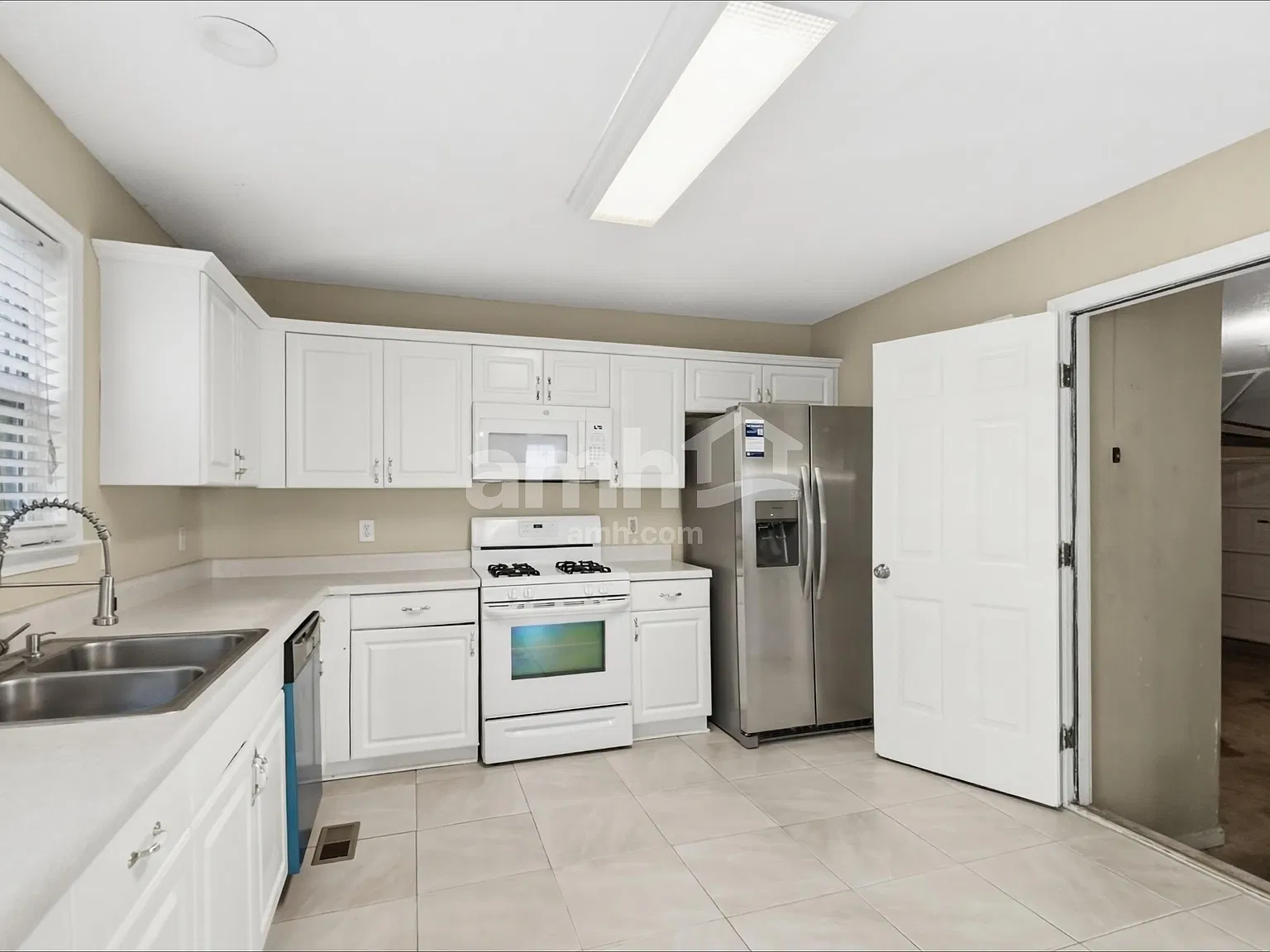 4 bed, 2.5 bath, 2504 sqft, $2,330 — Photo 3