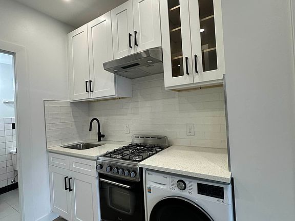 3rd image of 407 W 39th St #W5e