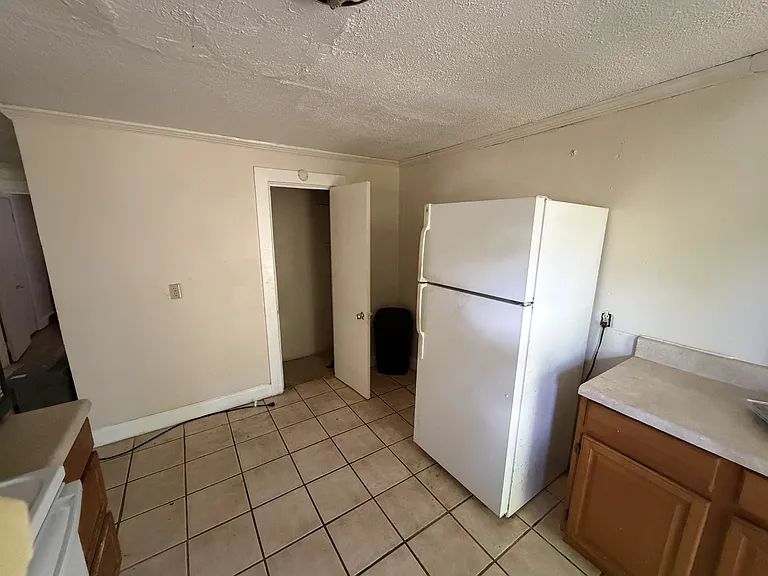 325 Chambers St #C — Photo 6