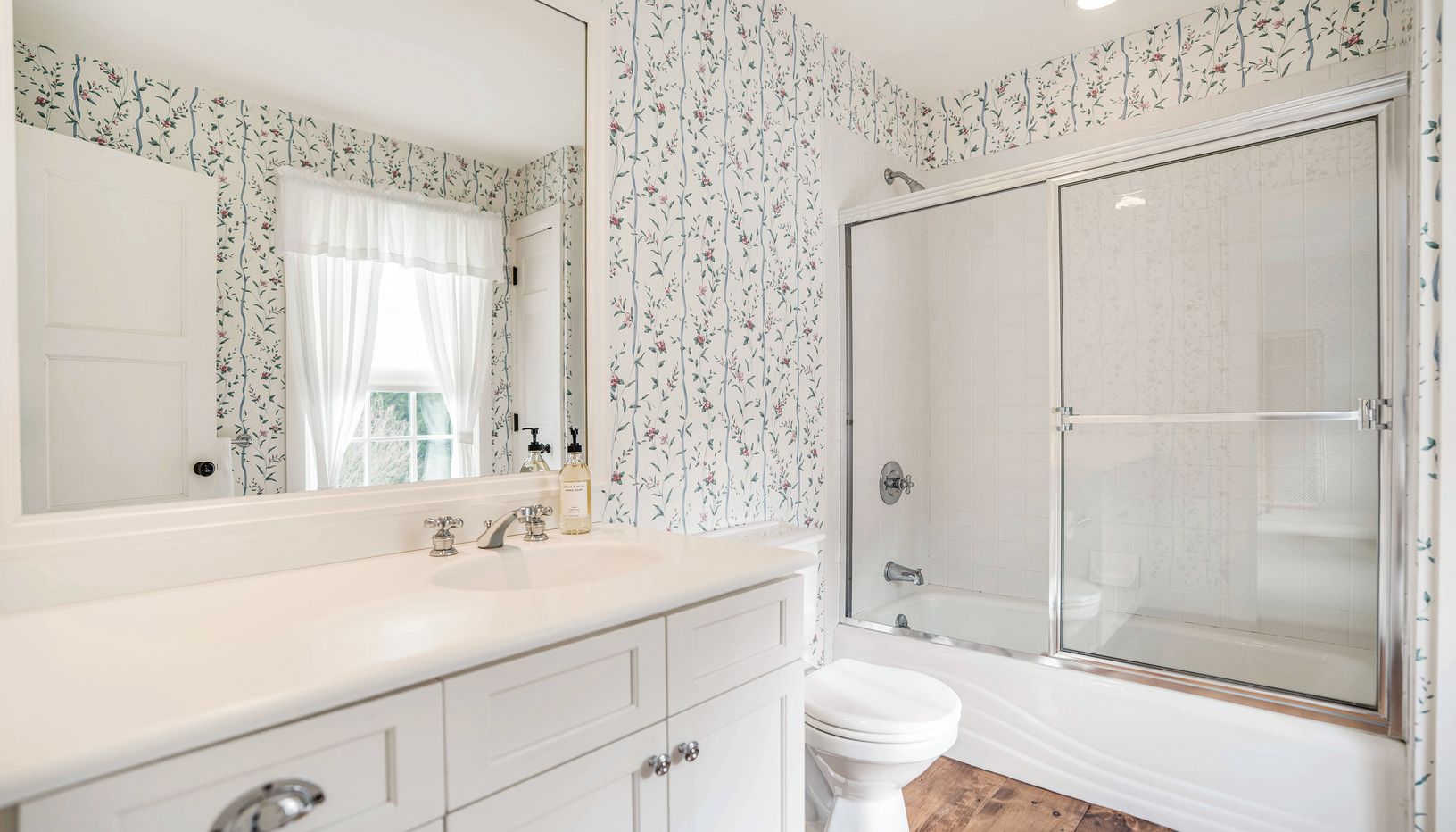  Second floor bathroom2