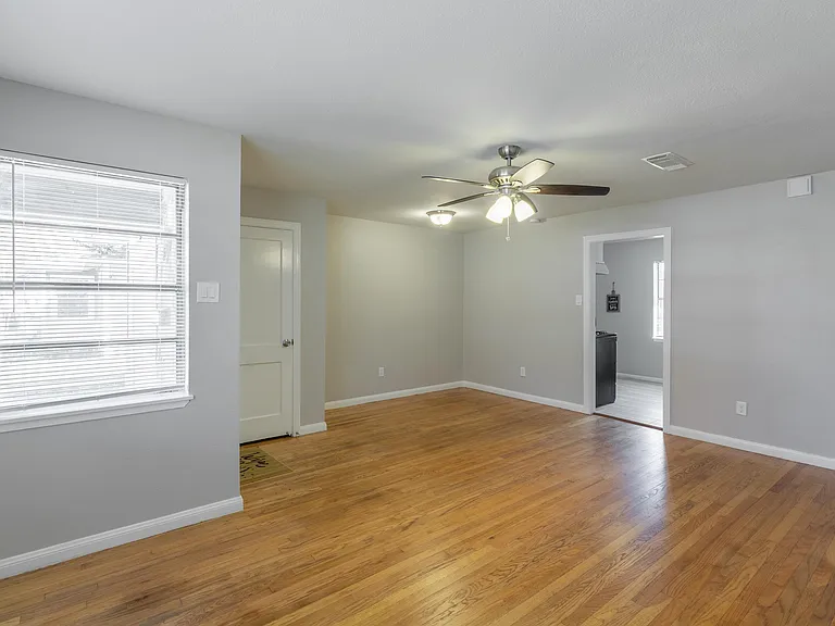 313 Evans St — Photo 4