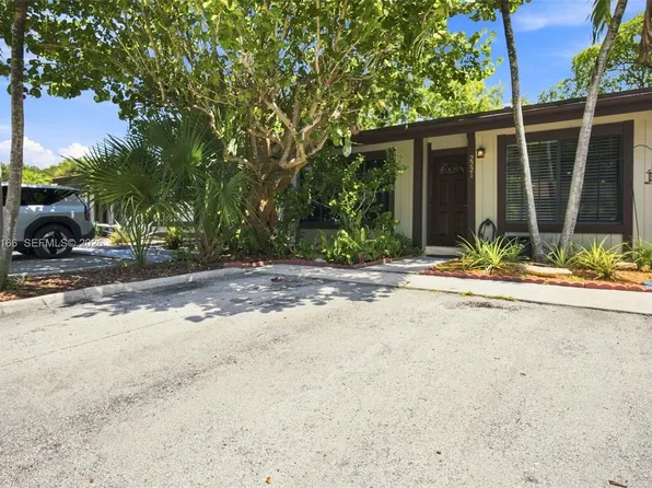 2221 Buttonwood Ave, Pembroke Pines, FL 33026