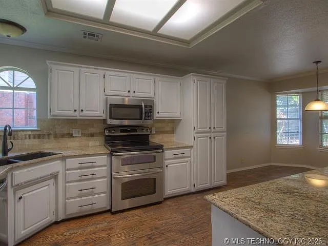 1112 N Willow Ave N — Photo 5