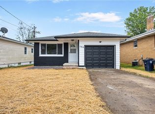 586 Hillman Rd, Akron, OH 44312