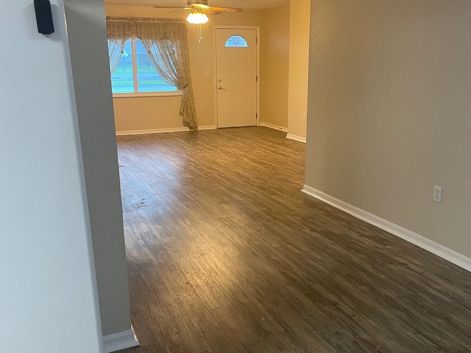 3 bed, 1228 sqft, $2,000 — Photo 2