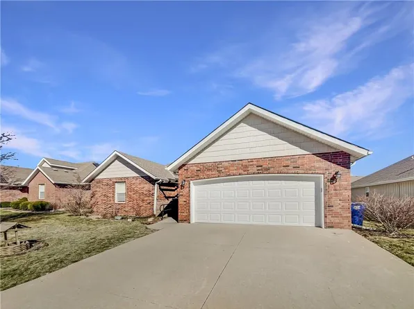 10302 Lucca Ln, Peculiar, MO 64078