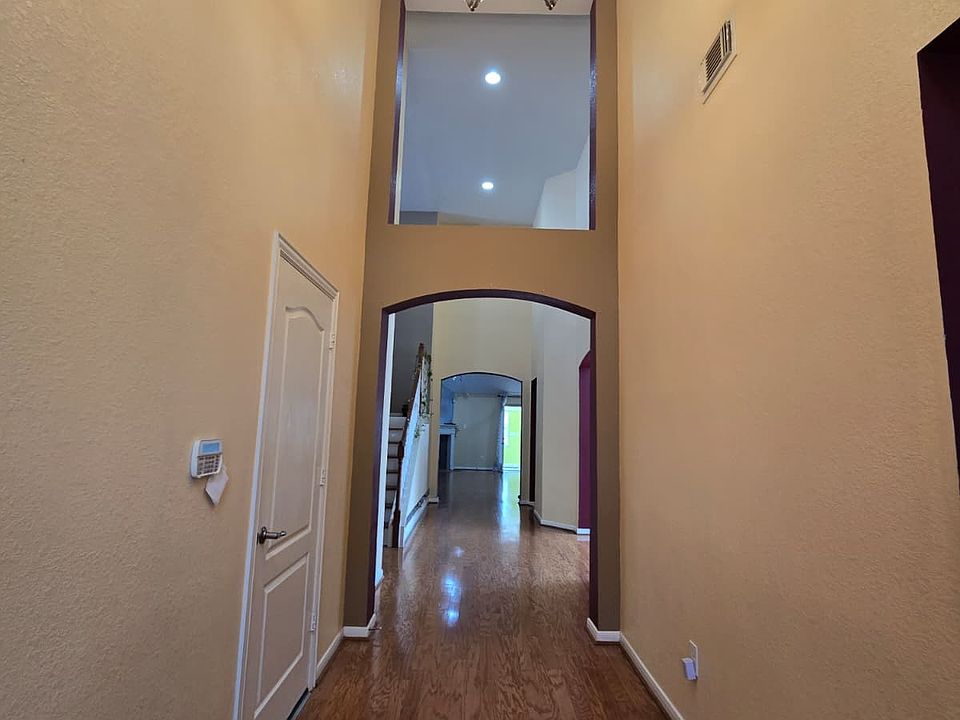Beautful entry of the house with arch and high ceiling