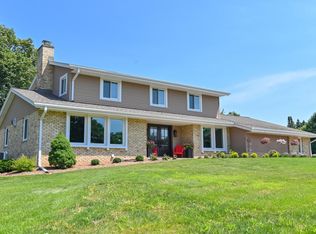 2380 Whippletree Ln, Brookfield, WI 53045