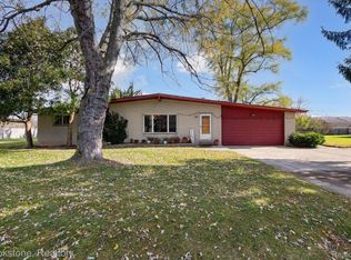 592 Sharon St, Waterford, MI 48328