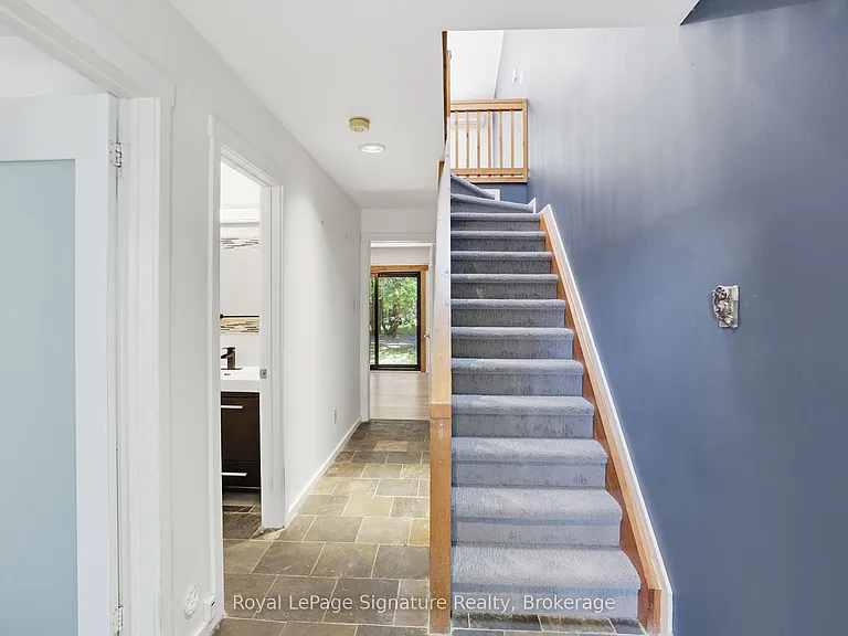 585 Oxbow Cres — Photo 4