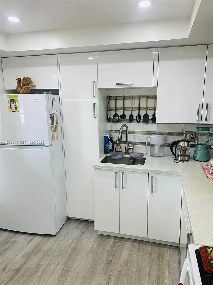 Building Photo - 1333 E Hallandale Beach Blvd #131