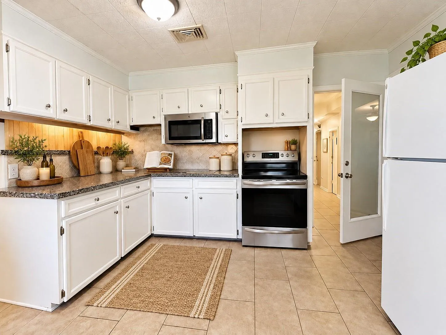 3 bed, 2.0 bath, 1935 sqft, $1,650 — Photo 3