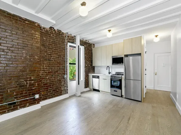 260 W 16th St APT 4A, New York, NY 10011