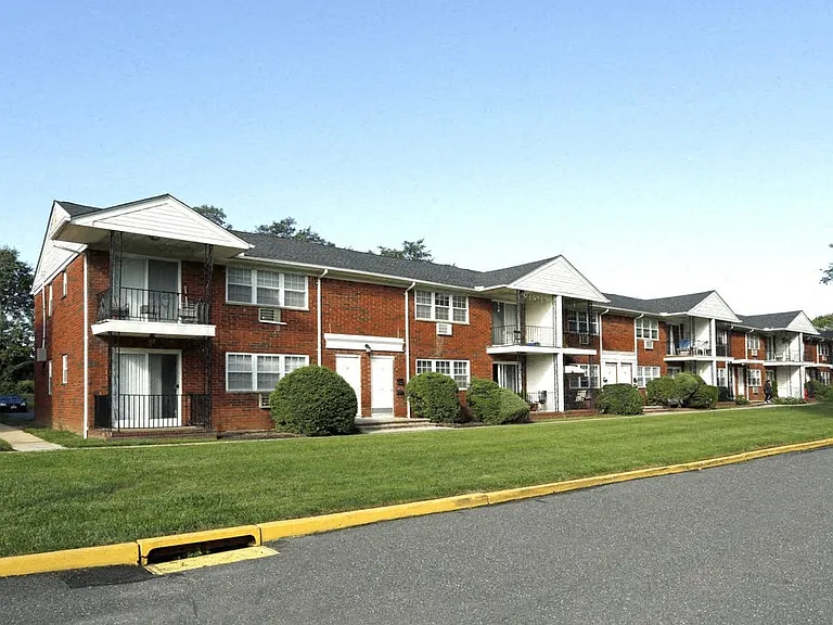 Strathmore Gardens Apartments — Photo 13