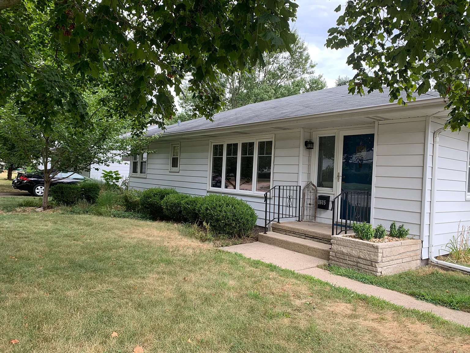 1605 W John St photo 1