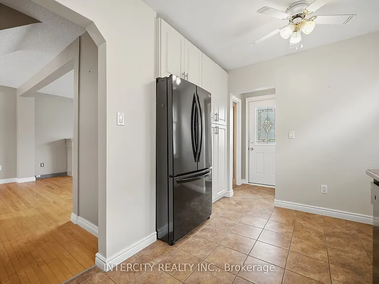 49 McCaul St — Photo 18