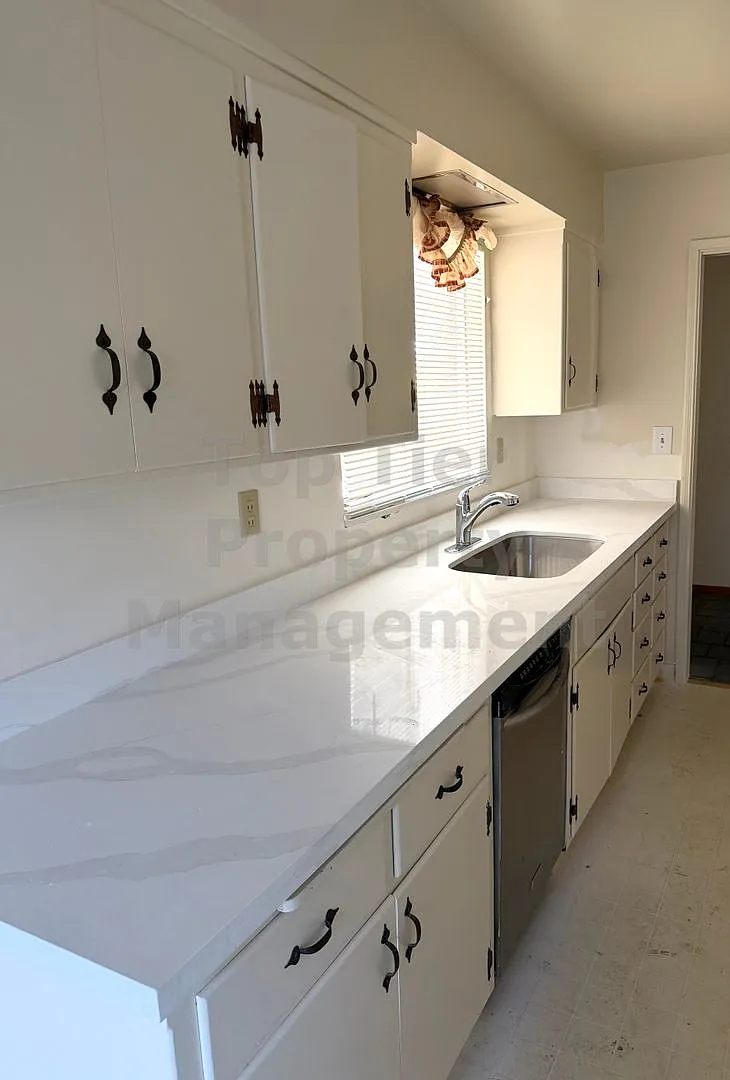 Fantastic 4 Bed / 2 Bath / 1,503 Sqft Walnut Creek single-family house in the Rancho San Miguel C... — Photo 3