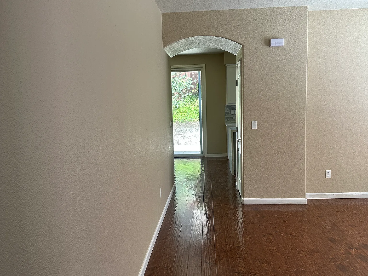 3 bed, 2.5 bath, 1646 sqft, $4,200 — Photo 3