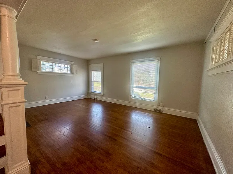 4 bed, 1.5 bath, 2356 sqft, $1,850 — Photo 2