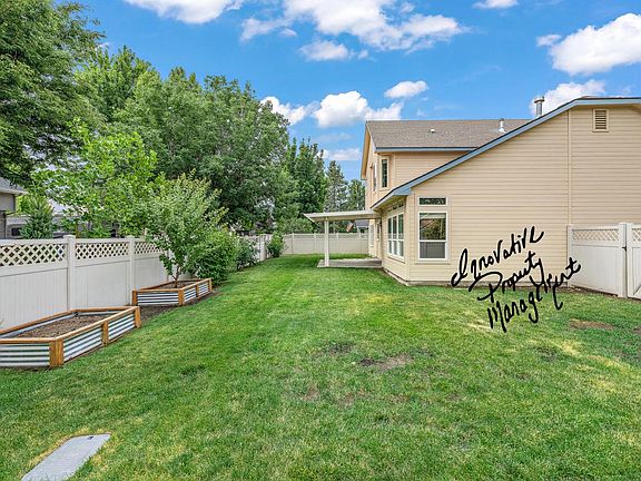 Large yard, vinyl fencing, chic plant boxes