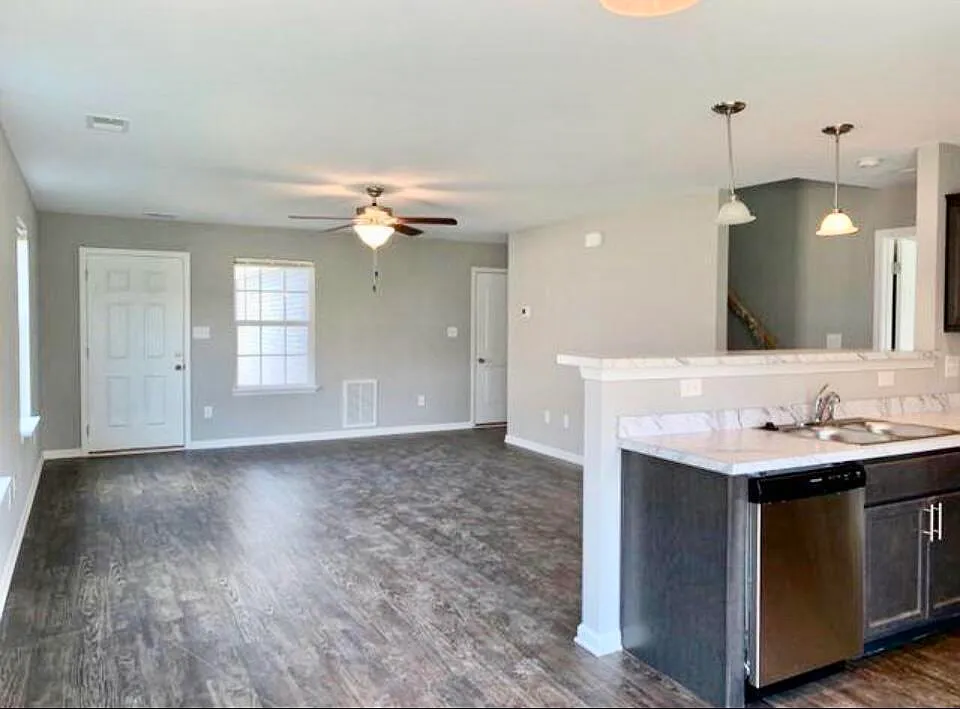 4 bed, 2.5 bath, 2100 sqft, $2,350 — Photo 3