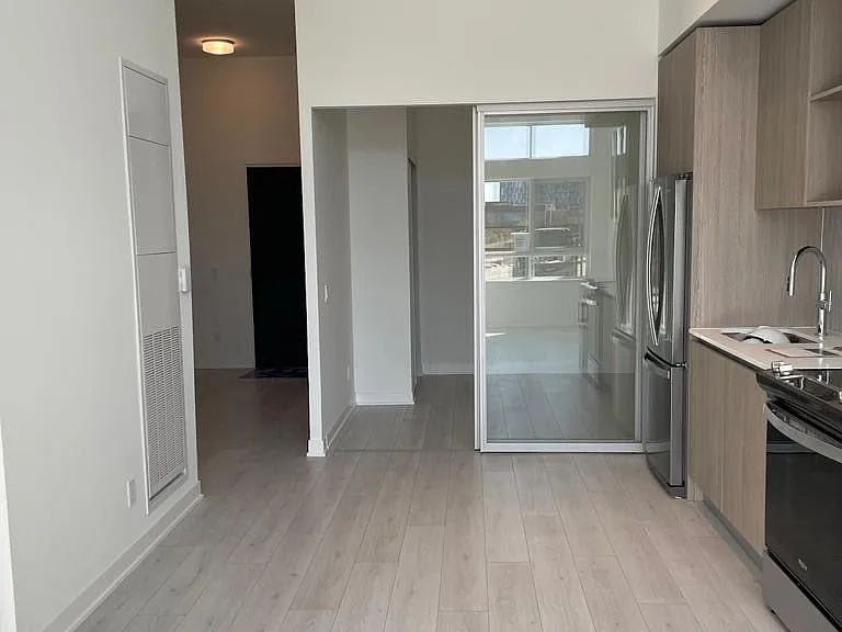 405 Dundas St W #104 — Photo 29