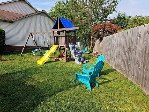 3rd image of 908 Lamont Ln