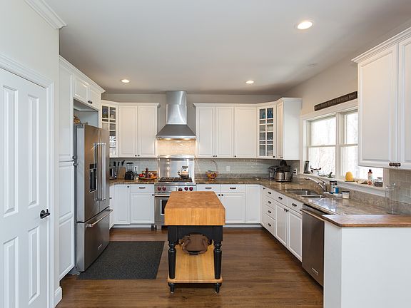 4th image of 21 Cove Neck Ln