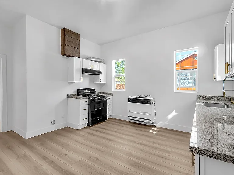 950 W 7th St #1 — Photo 12