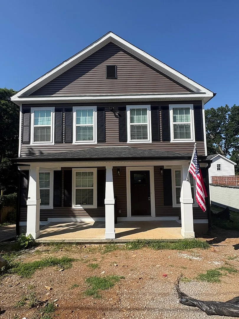 Wayne Michaels Premier Home (elite college living) — Photo 1
