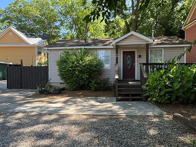 1429 E Broad St — Photo 1